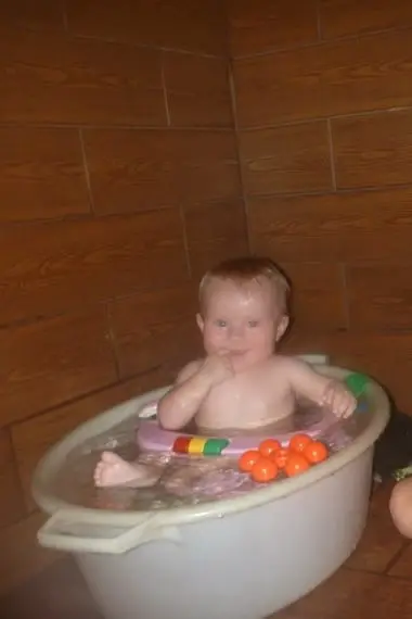 Lapsed ja vann: mis vanuses võib laps vanni minna, kuidas last vannis hõljuda
