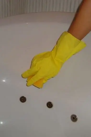 Badezimmerpflege: So entfernen Sie den Rost aus der Badewanne und beseitigen die Verstopfung in der Toilette
