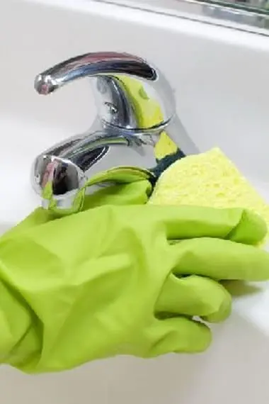 Badezimmerpflege: So entfernen Sie den Rost aus der Badewanne und beseitigen die Verstopfung in der Toilette