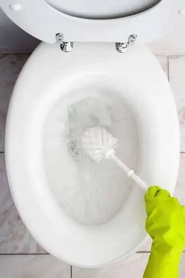 Badezimmerpflege: So entfernen Sie den Rost aus der Badewanne und beseitigen die Verstopfung in der Toilette