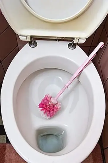 Badezimmerpflege: So entfernen Sie den Rost aus der Badewanne und beseitigen die Verstopfung in der Toilette