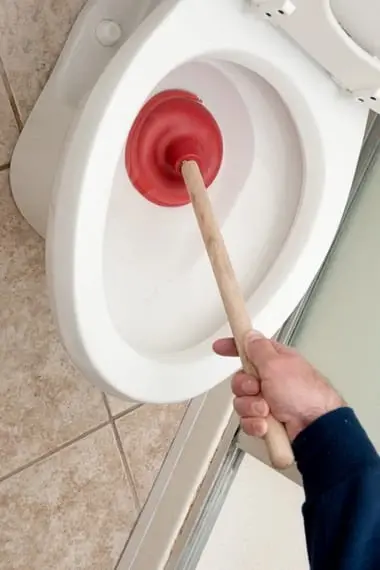 Badezimmerpflege: So entfernen Sie den Rost aus der Badewanne und beseitigen die Verstopfung in der Toilette